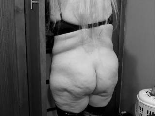 Femme Sexuelle - Noir et Blanc Classique: "Almost Ready!"