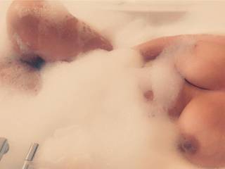 Just a girl and her chill time..💦💋