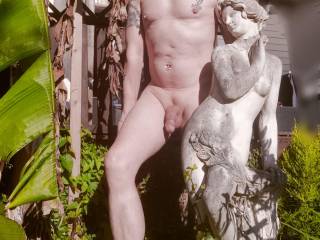 statue of a naked woman in the garden but not only that...... statue de femme nue dans le jardin mais pas que ......