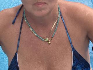 I love ❤️ the way a cock looks under water. Love to do underwater blowjobs...maybe i should set up a blowjob booth. Summer lovin had me a blast.