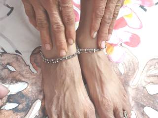 for hot feet lover.....wife flashing her feet,,,,💋💋💋💋,