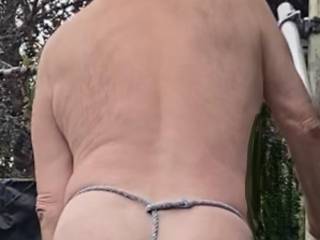 Im Garten mit Seiltanga und Dildo verschwindet komplett in der Spalte