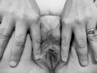 Femme Sexuelle - Noir et Blanc Classique: "Feast Upon Me and Cum On My Ring"