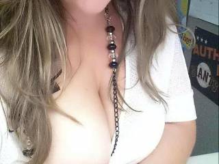 Damn i love her lips! Too bad shes married