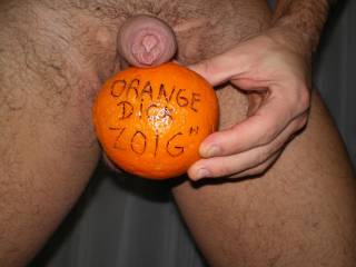 the dick it's hunging over the orange! i'll eat it! lol