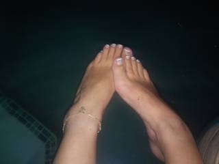 Wifey's feet under water