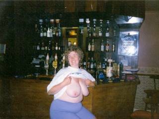 flashing her tits in the pub