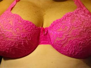 nothin more sexy than a pretty lace bra filled with a gorgeous pair of natural boobs !!