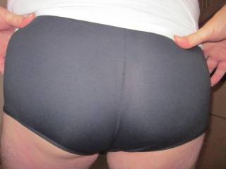 For all ypu laides and gents who like to see a firm male ass accentuated by a tight pair of shorts