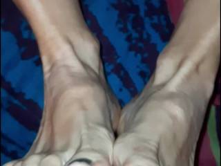 It\'s always a pleasure when my massage girlfriend pampers my cock with her lovely feet and toes🤗🥳  We both love it. More footjob lovers?