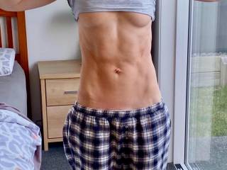 New hairstyle, same beautiful body! Who else loves fit women?