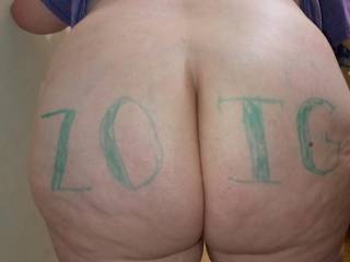 Her fatt ass looks so good bent over! What y\'all think